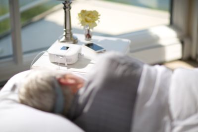 Philips DreamStation CPAP-enhet på nattduksbordet