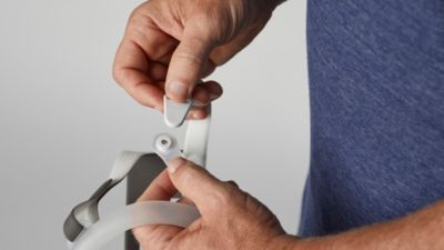Les clips de fixation du harnais et le coussin du masque incluent des aimants
