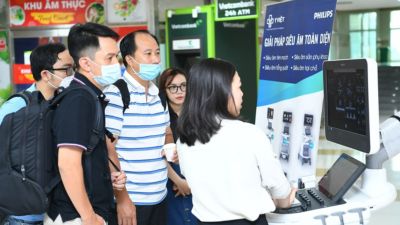 Các học viên thực hành siêu âm tim trên hệ thống Philips
