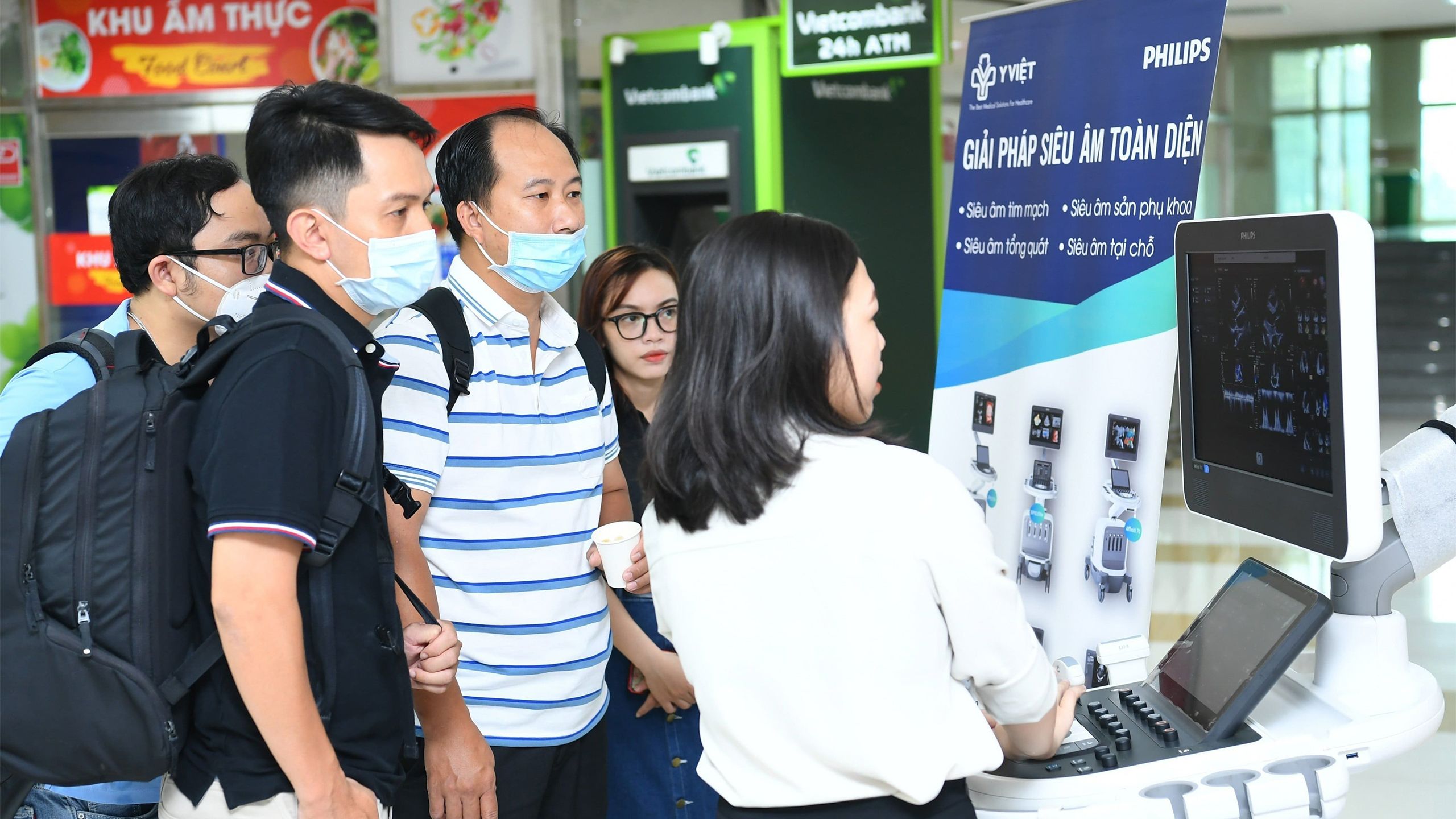 Participants learning cardiac scanning with Philips system