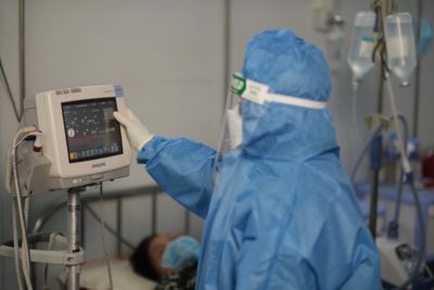 Điều dưỡng tại Bệnh viện Quận 11 kiểm tra dấu hiệu sinh tồn và điểm cảnh báo sớm (EWS) của bệnh nhân