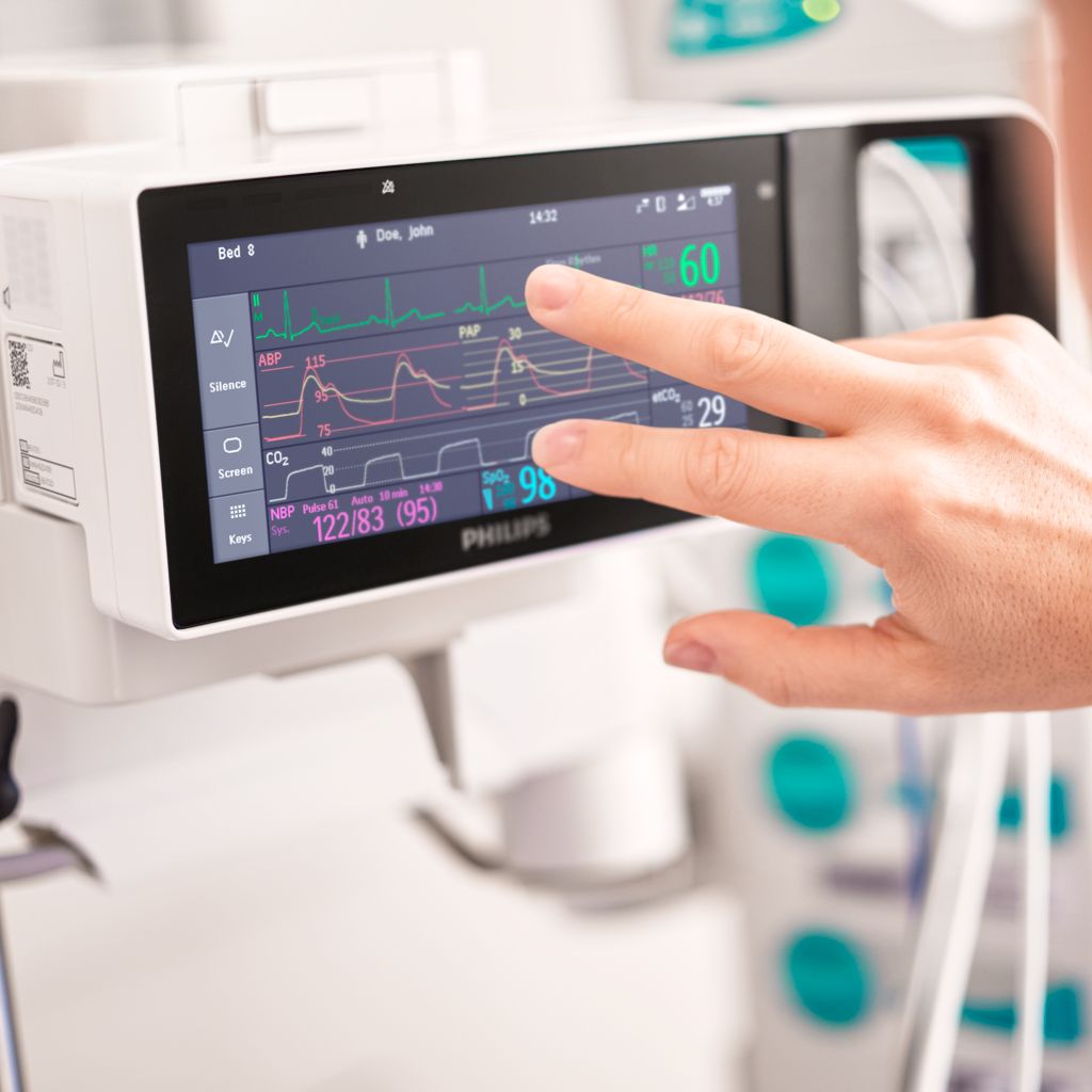 clinician using intellivue X3 patient monitor