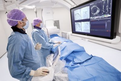 Klinische artsen gebruiken het Philips Azurion interventiesysteem om minimaal invasieve hartprocedures te begeleiden