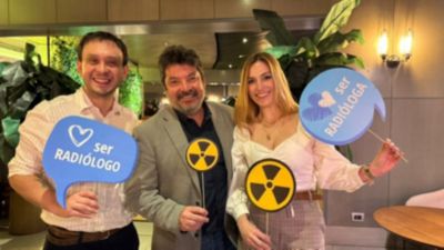Radiologists holding signs and smiling at Philips Chile SOCHRADI welcome event
