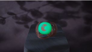 Svítí ve tmě dlouho po zhasnutí světel