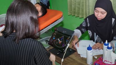 Tenaga kesehatan melakukan skrining jantung anak menggunakan USG portabel di Indonesia