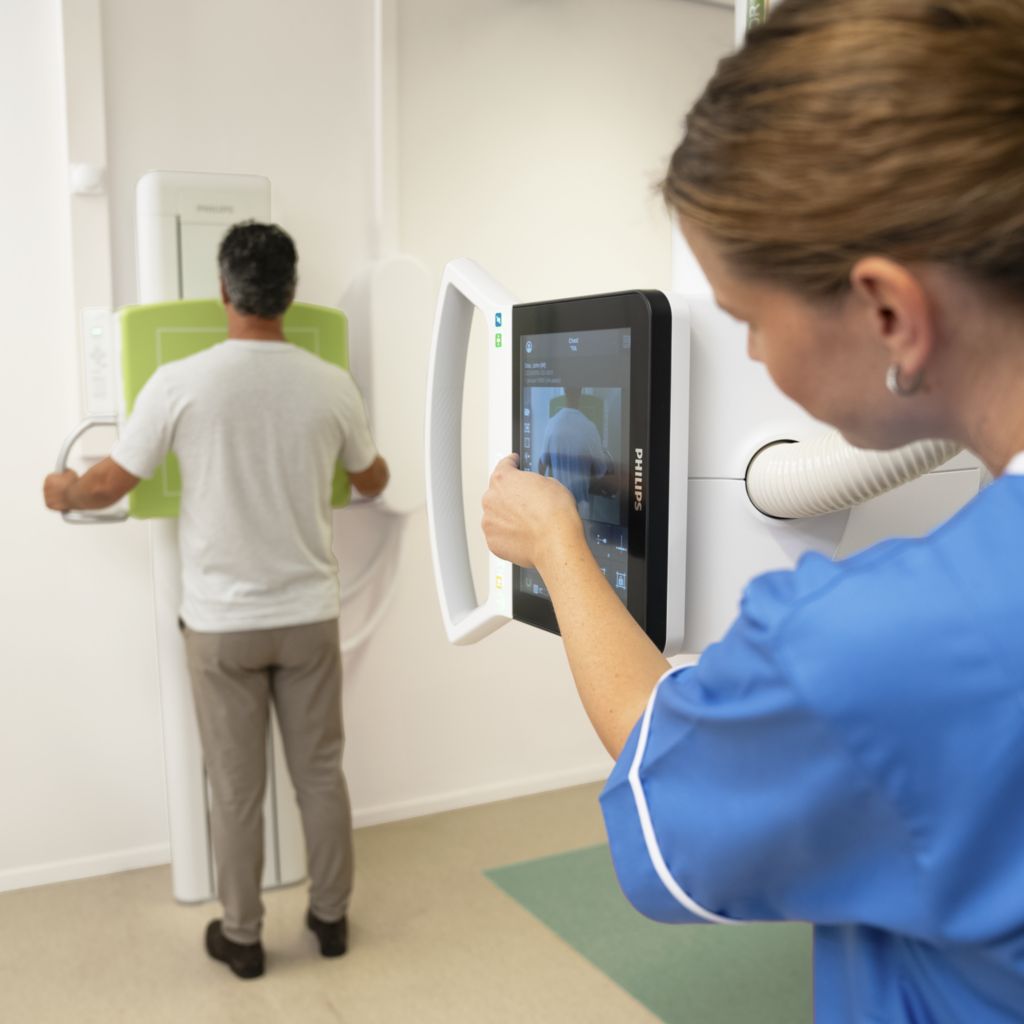 Patient wall-stand chest X-ray examination Smart Collimation Thorax technologist