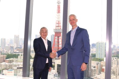 フィリップスと日本ライフラインの幹部が協定調印後に握手