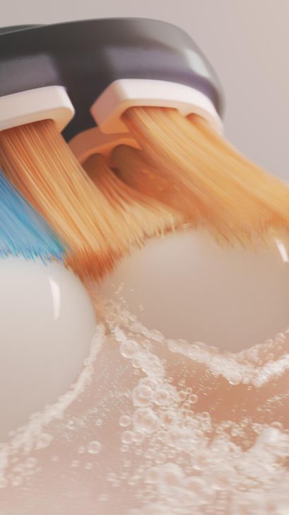Femme utilisant une brosse à dents électrique Philips Sonicare