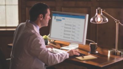 コンピューターで Care Orchestrator プラットフォームを使用している臨床医
