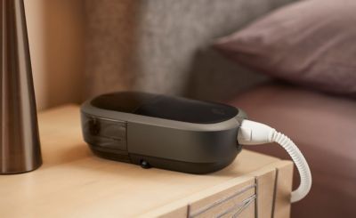 Cpap machine op nachtkastje