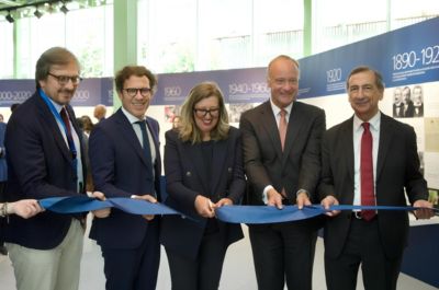 Taglio del nastro per il 100° anniversario di Philips Italia;Bambina si prepare a un esame di RM