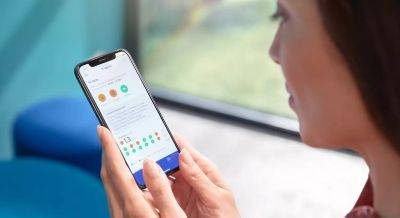 スマートフォンアプリでブラッシングの進捗状況を確認する女性