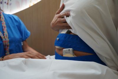 Wireless fetal transducers positioned on pregnant abdomen