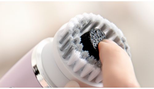 Mit Aktivkohle veredelter Schwamm entfernt Verschmutzungen von der Haut