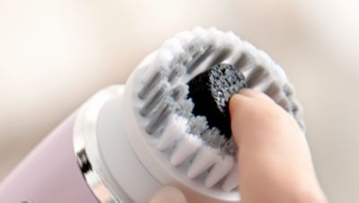 Spužva, prepojena z ogljem, vpije nesnago s kože