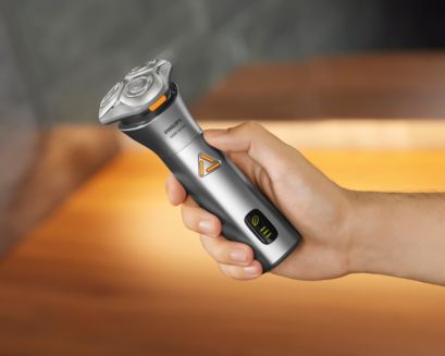 Man holds waterproof Philips 3000 shaver in hand