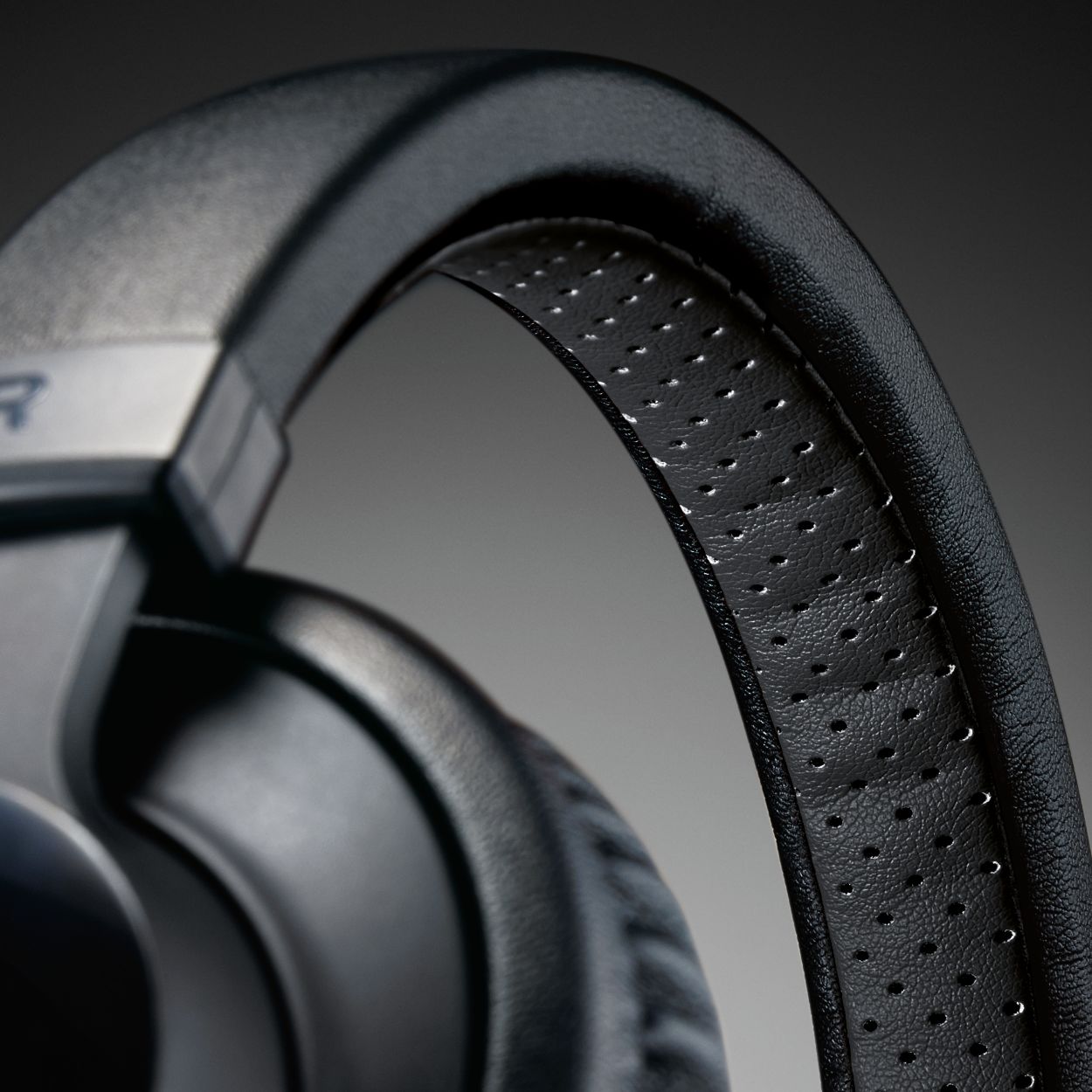 Wireless Bluetooth® headphones SHB7150FB/27 | Philips