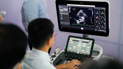 Ông Ignasius Jappar hướng dẫn đào tạo siêu âm tim 3D trên hệ thống EPIQ Elite