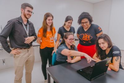 Profissionais de saúde colaborando durante treinamento em telemedicina no programa Living Lab no Brasil