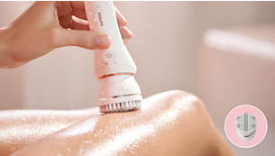 La brosse exfoliante pour le corps élimine les cellules mortes de la peau