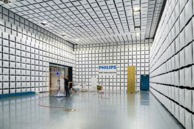 Ingenieur aan het werk in het EMC-laboratorium van Philips in Best