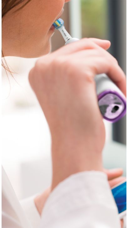 Vrouw die een DiamondClean Smart en de Philips Sonicare-app gebruikt
