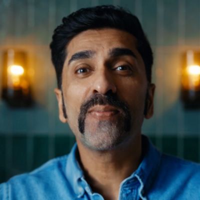 En man med valrosssk&auml;gg tittar rakt in i kameran i ett starkt upplyst rum.