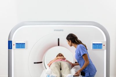 Paciente ingresando a un sistema Philips CT