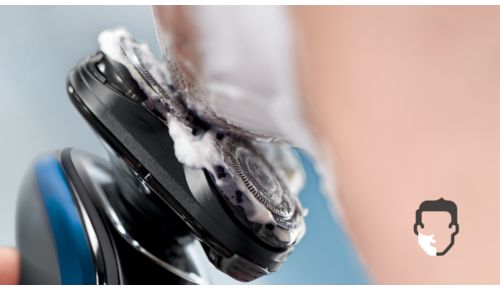 AquaTec consente una rasatura confortevole a secco, o rinfrescante sulla pelle bagnata