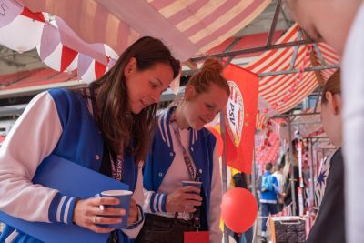 Begeleiders in gesprek met kinderen