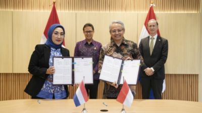 Para pejabat menunjukkan dokumen MoU yang telah ditandatangani antara Kementerian Kesehatan Indonesia dan Philips