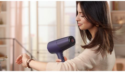 Suszenie szybsze o 20%*** i silny strumień powietrza dzięki mocy 2300 W