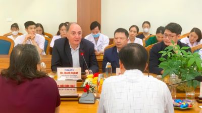 Ông Mark Burby, Phó Chủ tịch Philips, phát biểu tại lễ hợp tác với Bệnh viện Việt Đức