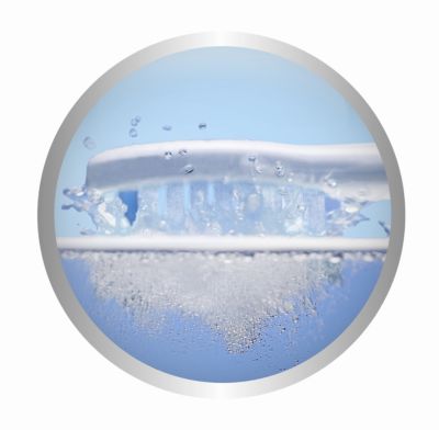 La acción de limpieza dinámica de Sonicare conduce el fluido entre los dientes