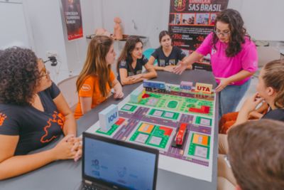 Healthcare professionals training with SAS Brasil using community care model in Brazil