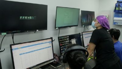 Profesionales de la salud supervisando datos de un estudio del sueño en la Clínica Somno