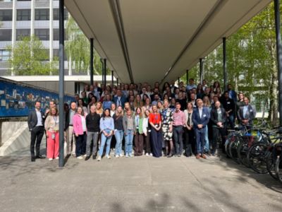 Groepsfoto bij openlucht gebeurtenis
