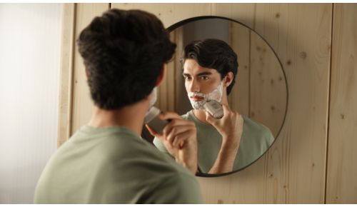 Un bărbierit uscat comod sau un bărbierit umed reconfortant