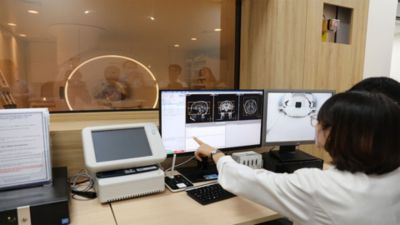 Nhân viên khoa chẩn đoán hình ảnh xem ảnh MRI từ hệ thống Ingenia Ambition