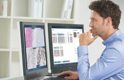 Bác sĩ giải phẫu bệnh xem tiêu bản số bằng Philips IntelliSite Pathology Solution 4.1
