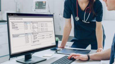 Clínicos utilizando o sistema Philips Tasy EMR para gerenciar o fluxo de trabalho de pacientes ambulatoriais