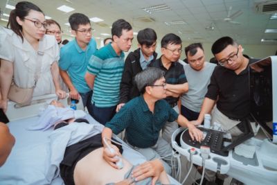 Các học viên quan sát hướng dẫn thực hành siêu âm vùng bụng