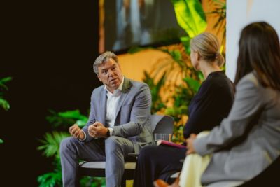 Patrick Mans in gesprek met mede-panelleden tijdens een paneldiscussie over AI in de gezondheidszorg op HLTH Europe