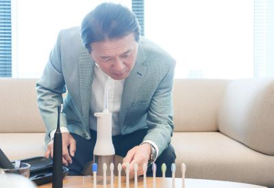 歯ブラシヘッドを診察する瀬古俊彦