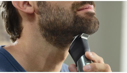 Glider hen over huden for en glat trimning