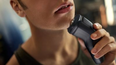 تتكيف الرؤوس المتحركة بثلاثة اتجاهات مع وجهك لحلاقة مريحة