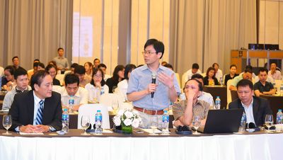 Người tham gia thảo luận tương tác với các chuyên gia y tế.