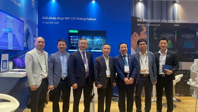 Đại diện Philips cùng các đối tác chụp ảnh lưu niệm tại hội nghị