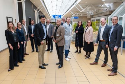 Philips- en UMC Utrecht-teams met zorgprofessionals in een ziekenhuis tijdens de samenwerking op het gebied van slimme patiëntbewaking